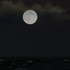 Mond über dem Meer